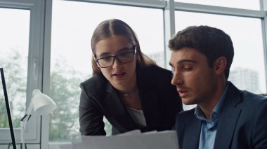 Şirket akıl hocası, ofiste yakın çekim öğretmenliği yapıyor. Odaklanmış yardımcı danışman patron belgeleri hazırlamaya yardım ediyor. Başarılı bir iş kadını mali belgeleri analiz etmeyi tartışıyor. Şirket kariyer konsepti.