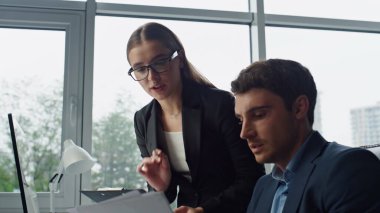 Kapanış ekibi belgeleri birlikte inceliyor. İş ortakları proje planlarken ofiste pazarlama stratejisini tartıştılar. Ciddi profesyonel şirket yönetimi kontratı. Çalışma işbirliği kavramı