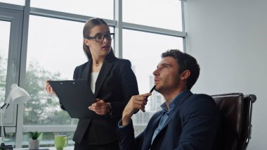 Şirket patronu ofiste yakın çekimde talimat veriyor. Güzel asistan planlama programını not al. Düşünceli yöneticiler birlikte pazarlama projesini tartışıyorlar. Başarılı iş adamı ayarlamaları yapıyor.