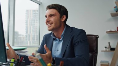 Sinirli iş adamı internette bilgisayara bağırıyor. İş arkadaşlarıyla proje hatalarını tartışan yorgun yönetici. Sinirli yönetim kurulu başkanı masaya çarpıp sorunları çözüyor