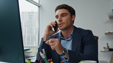 Cep telefonuyla konuşan odaklanmış bir işçi. Yakışıklı pazarlamacı müşteri şikayeti hakkında konuşuyor. Sinirli iş adamı iş yerindeki banka yatırım danışmanını arıyor. Çalışan dizüstü bilgisayar