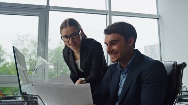 Menajerler karlı sonuçları yakından kontrol ediyor. Mutlu işçiler ofiste başarılı bir kontratı kutluyorlar. Neşeli iş arkadaşları belgeleri birlikte inceliyor. Kurumsal zafer kavramı