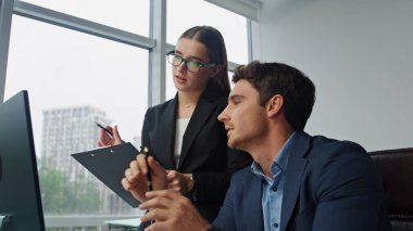 Profesyonel yöneticiler ofiste proje planlıyorlar. Asistan iş çözümleri öneren notlar alıyor. Düşünceli yönetici danışman stajyer meslektaşımla raporu tartışmama yardım ediyor. Şirket takım konsepti