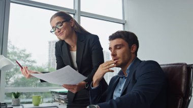 İş ortakları ofiste evrakları kontrol ediyor. Çılgın müdür bütçe hatalarını tartışıyor. Gergin yönetici muayene sözleşmesi. Başarısız proje sonuçlarını analiz eden üzgün kadın.