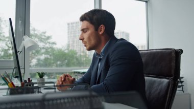 İşletme Yöneticisi Video Ofis Ortağını arıyor. Yakışıklı bir çalışan, uzak bir iş yerinde online danışmanlık yapan bir sigorta müvekkili ile konuşuyor. Hayal kırıklığına uğramış avukat iş adamı anlaşma sorunları düşünüyor