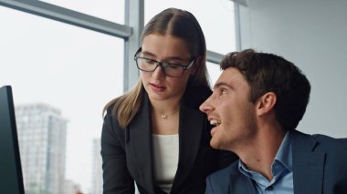 Gülümseyen meslektaşlar proje sonuçlarını yakından kontrol ediyor. Neşeli ekip şirket belgelerini analiz ediyor. Güzel akıl hocası girişimci, ofis stajyerini eğitmeye yardım eder. İş birliği kavramı