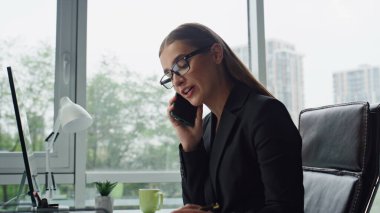 Gülümseyen girişimci cep telefonu portresi konuşuyor. Heyecanlı ofis kadını iş arkadaşlarıyla proje sonuçlarını paylaşıyor. Başarılı yönetici satış müdürü müşteri hizmetlerine sunulan teklifi uzaktan tartışır.