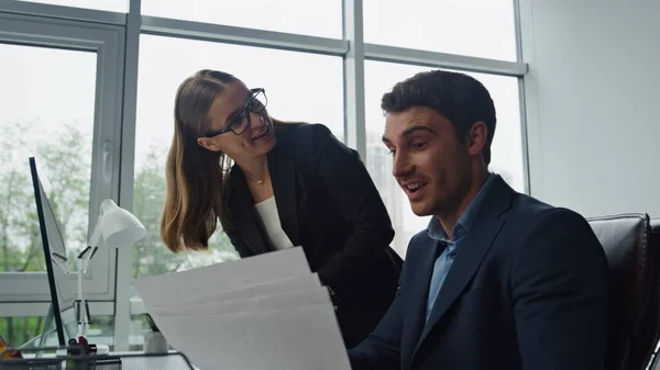 Smilende Kontor Team Som Jobber Sammen Med Papirer Kolleger Diskuterer – stockfoto