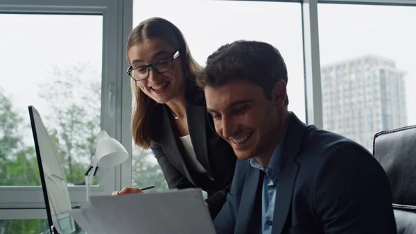 Økonomiforvaltere Analyserer Data Datamaskinportrett Smilende Team Som Planlegger Digitalt Markedsføringsprosjekt – stockfoto