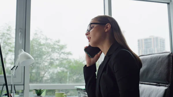 Γυναίκα Επαγγελματίας Κάνει Κλήση Closeup Γραφείο Εστιασμένη Επικεφαλής Επιχειρηματίας Μιλήσει — Φωτογραφία Αρχείου