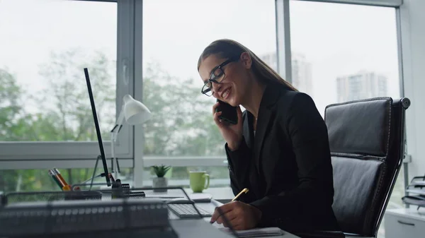 Satış Temsilcisi Telefonda Danışman Müşteriyle Konuşuyor Gülümseyen Kadın Çalışma Ofisi — Stok fotoğraf