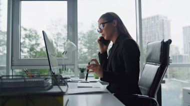 İş yerinde kendine güvenen bir yönetici telefonda konuşuyor. Finansal danışman şirket müşterisine uzaktan danışmanlık yapıyor. Güzel kadın avukat nöbetleşe ayarlamaları tartışıyor. Kadın ceo kavramı