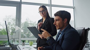 Yönetici ofis asistanı. Düşünceli kadın plan çizelgesi tutuyor. Yakışıklı, profesyonel bir yönetici. Odaklanmış bir çalışanla projeyi tartışıyor. Şirket yaşam tarzı kavramı