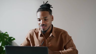 Dairenin kapanışında müşterilerle konuşan serbest çalışan bir gülümseme. Bilgisayarlı aramayı kullanarak görüntülü görüşme yapan bir adam var. Eğitimli Afrikalı Amerikalı öğrenci öğretmenle iletişim kuruyor.