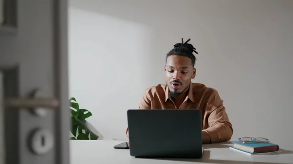 Friendly Freelancer Explaining Laptop Home Closeup African American Man Talking — Stockfoto