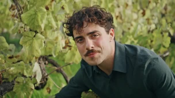 Feliz Jovem Viticultor Olhando Câmera Sentado Plantação Uva Perto Retrato — Vídeo de Stock