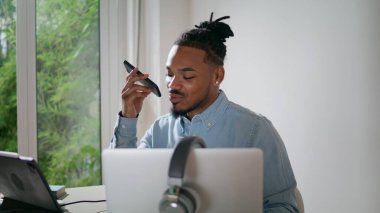 Çağdaş aranjör merkezde cep telefonuyla konuşuyor. Olumlu müzik yapımcısı akıllı telefon sesli mesajı kaydediyor. Uzaktan kumandalı stüdyoda çalışan Afrikalı Amerikalı bir hoparlör konuşuyor. 