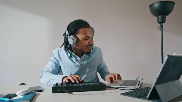 Headphones Man Using Controller Apartment Closeup African American Music Producer — Stockfoto
