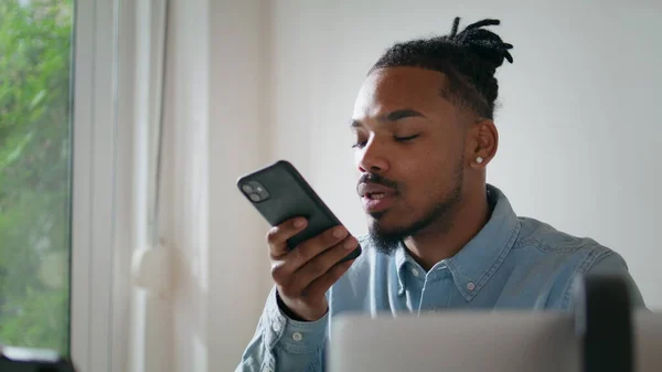 Black Hair Businessman Talking Phone Speaker Home Closeup Skilful Man — Stockfoto