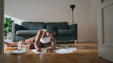 Kanepenin iç kısmında resim yapmaya odaklanmış bir öğrenci. Afro-Amerikalı adam evde sanatsal hobiden hoşlanıyor. Sanat tasarımı yapan yetenekli bir adam yaratıcı yeteneklerini gösteriyor. Ressam başyapıt çiziyor 