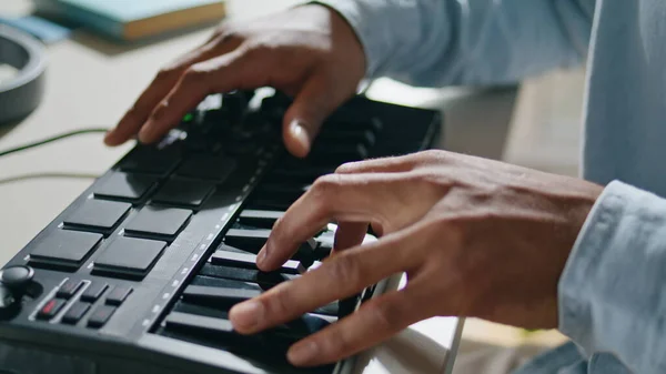 Встановлення Вирівнювача Клавіатурних Рук Торкається Вдома Африканський Американський Звуковий Продюсер — стокове фото