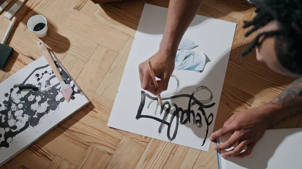 Sanatçı Eller Açık Apartman Manzarasında Kağıt Boyuyor Esmer Tenli Adam — Stok fotoğraf