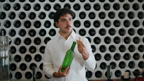 Молодой Итальянский Винодел Открывает Бутылку Вина Нюхательная Пробка Стоя Подвале — стоковое видео