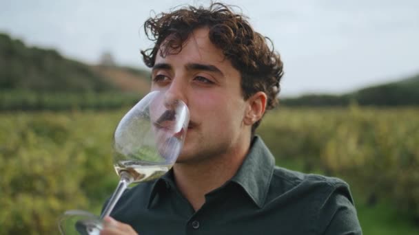 Aantrekkelijke Italiaanse Sommelier Proeverij Wijn Uit Elegante Glazen Beker Bij — Stockvideo