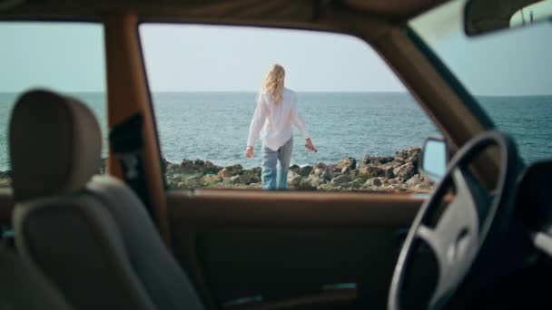 Nieznana Kobieta Chodząca Wybrzeżu Widokiem Telefon Komórkowy Przez Okno Samochodu — Wideo stockowe
