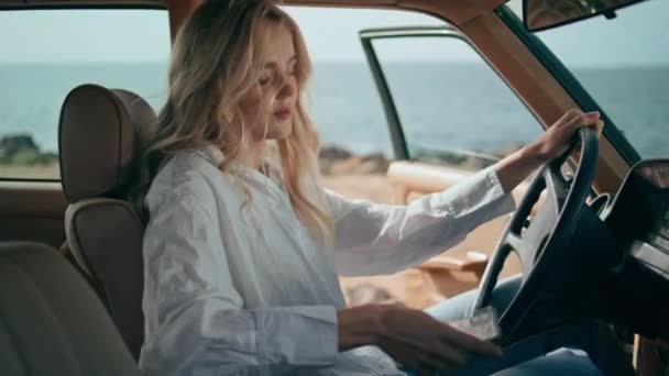 Pewna Siebie Dziewczyna Odbiera Telefon Siedząc Samochodzie Słonecznym Wybrzeżu Atrakcyjna — Wideo stockowe
