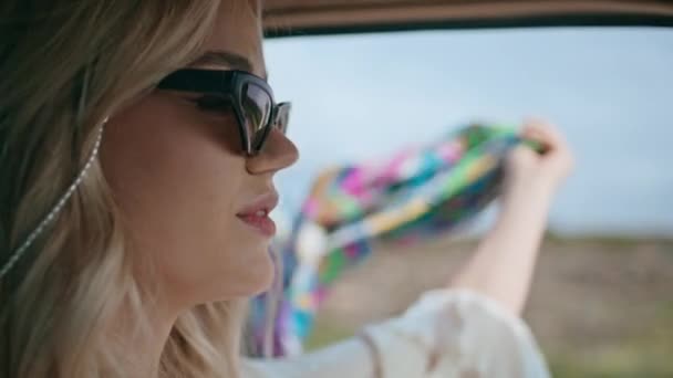 Mädchen Hipster Auto Fahren Mit Schal Schwankte Durch Den Wind — Stockvideo