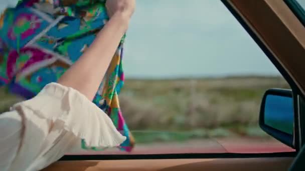 女性のドライバを開いて車の窓の道路を閉じるまで運転スカーフを保持 未知の若い女性は 風の中で首を振る速い乗り心地をお楽しみください ケアフリーガール観光気分自動車旅行でリラックス — ストック動画