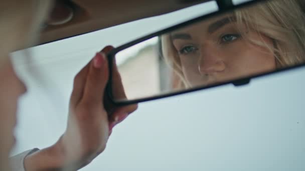 Mädchen Beim Schminken Autospiegel Aus Nächster Nähe Junge Attraktive Fahrerin — Stockvideo