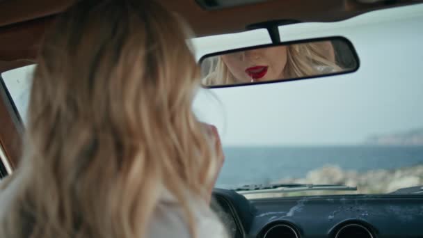 Mujer Seductora Aplicando Maquillaje Mirando Espejo Del Automóvil Cerca Atractivo — Vídeos de Stock