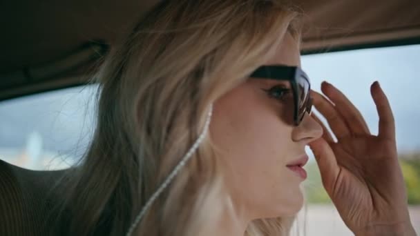 Wspaniały Podróżnik Jazdy Samochodem Stylowych Okularach Przeciwsłonecznych Zamknąć Portret Atrakcyjnej — Wideo stockowe