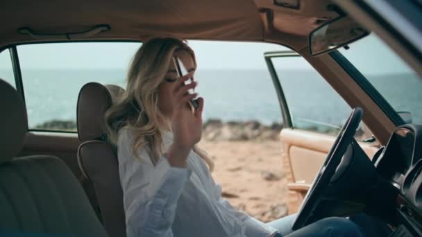 Gestresste Vrouw Klaar Oproep Zitten Aan Het Stuur Van Auto — Stockvideo