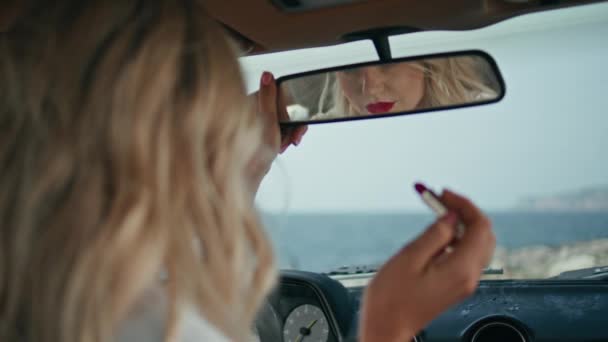 Mulher Olhando Maquiagem Espelho Carro Desfrutando Bela Reflexão Perto Motorista — Vídeo de Stock