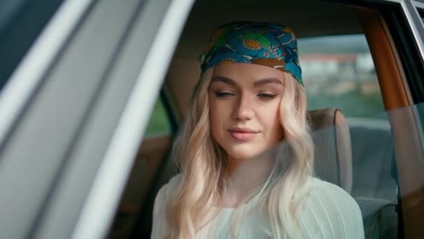 Hübsches Mädchen Das Auto Sitzt Und Aus Nächster Nähe Ins — Stockvideo