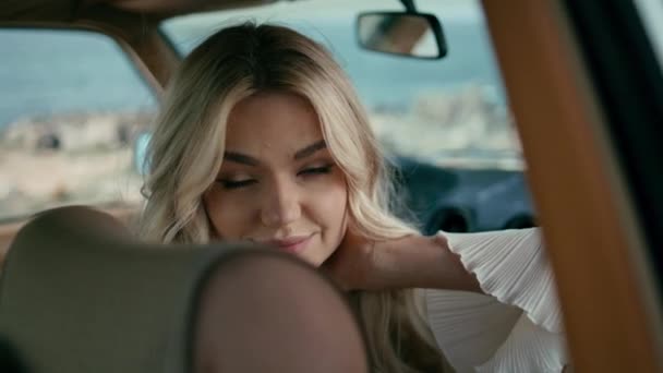 Atractiva Dama Sentada Automóvil Mirando Hacia Atrás Con Sonrisa Cerca — Vídeos de Stock