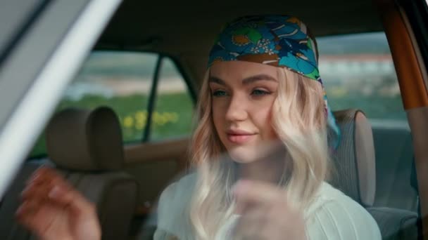 Fata Hipster Ședință Mașină Purtând Bandana Colorată Aproape Frumoasă Femeie — Videoclip de stoc