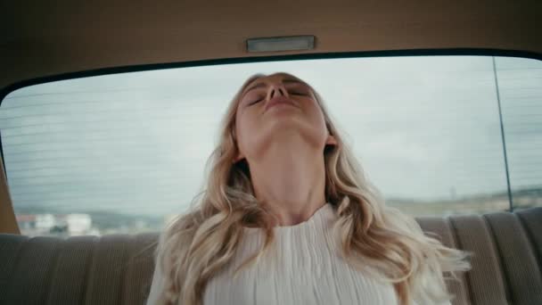 Pasażerka Siedząca Samochodzie Kamerą Bliska Piękna Młoda Kobieta Relaksująca Się — Wideo stockowe