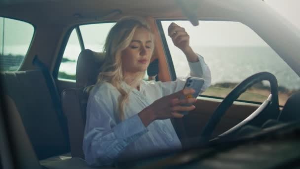 Dziewczyna Patrząc Social Media Telefonie Siedzi Samochód Retro Pięknym Słonecznym — Wideo stockowe