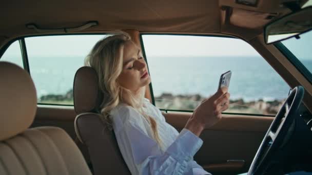 Bizneswoman Patrząc Telefon Samochodzie Stoi Pięknej Plaży Bliska Relaks Atrakcyjna — Wideo stockowe