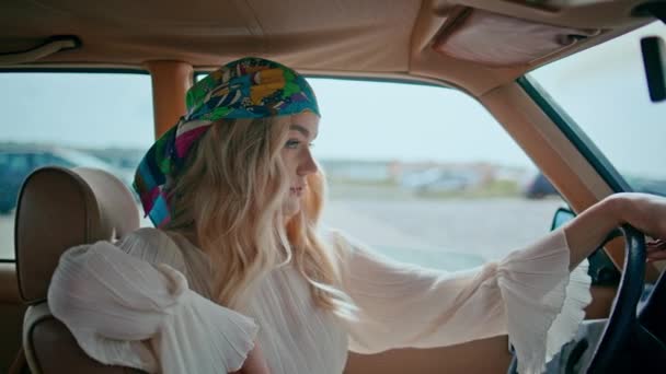 Motorista Olhando Espelho Sentado Assento Dianteiro Retro Auto Close Mulher — Vídeo de Stock