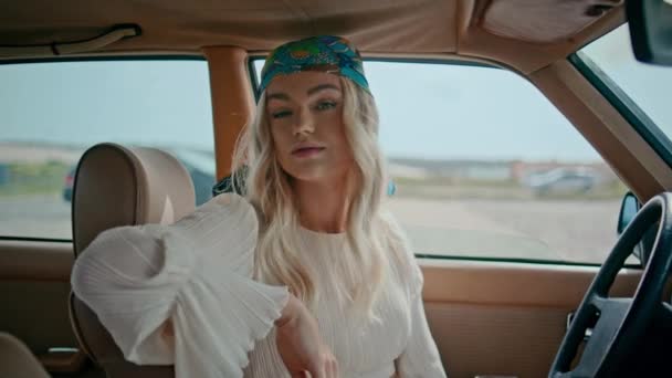 Hippi Renkli Bandanalı Eski Bir Otomobilde Oturuyor Beyaz Elbiseli Sakin — Stok video