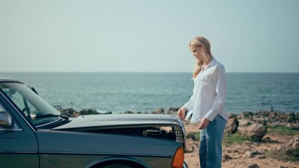Flickchaufför Öppna Motorhuven Retro Bil Stående Vid Soliga Havet Stranden — Stockvideo