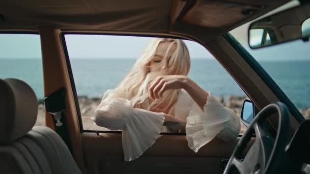 Zrelaksowany Podróżnik Pochylony Drzwi Samochodu Patrząc Przez Okno Bliska Atrakcyjna — Wideo stockowe