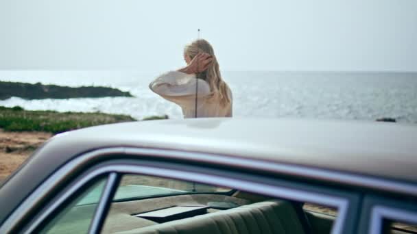 Жінка Ходить Біля Ретро Автомобіля Сонячному Літньому Узбережжі Моря Безтурботний — стокове відео