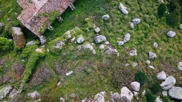 Drone Vista Abandonada Área Verde Com Edifício Antigo Caminhos Terra — Vídeo de Stock