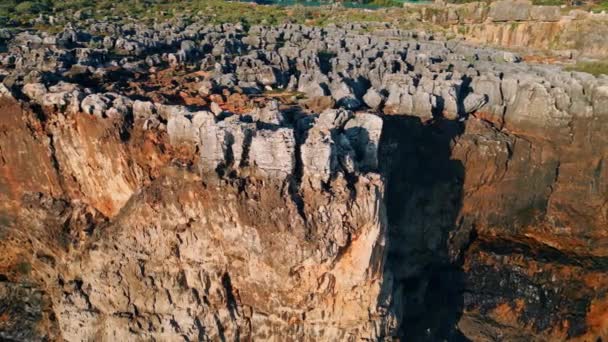 Drone Widok Szorstkie Kamienne Skały Letnie Światło Słoneczne Niebezpieczny Wulkaniczny — Wideo stockowe